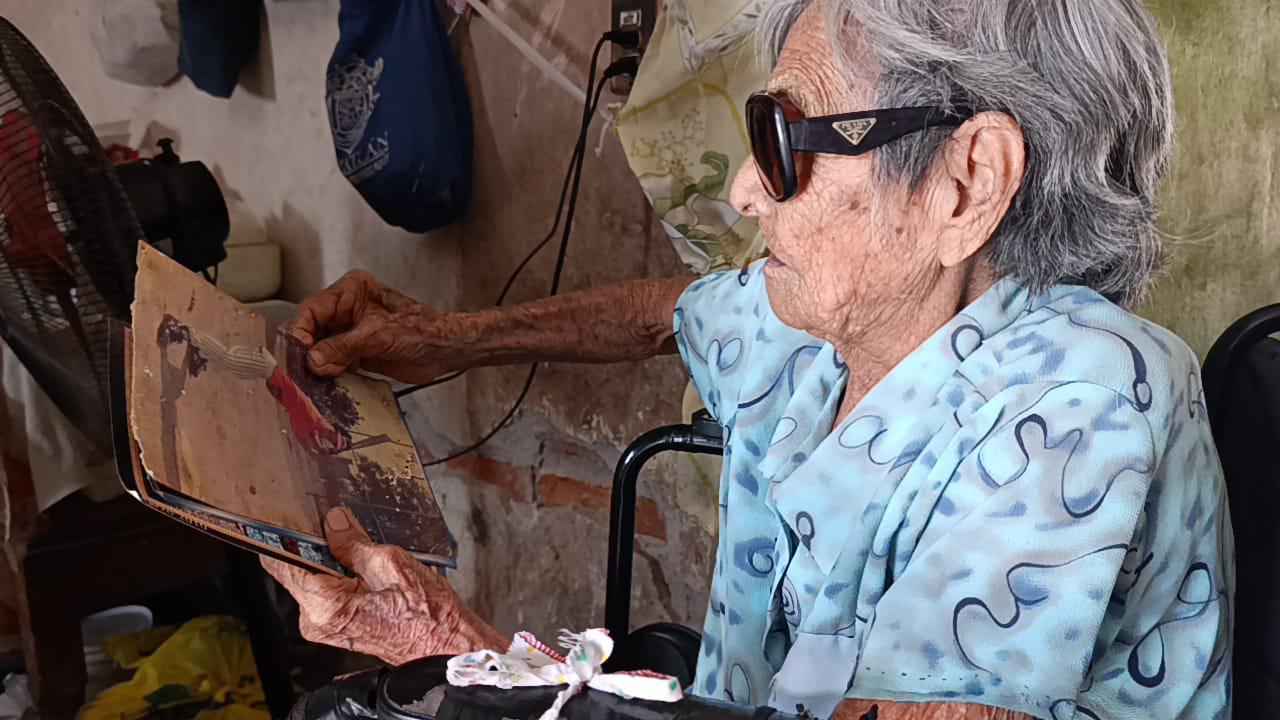 $!El baile le permitió a doña ‘Chicha’ viajar de un lado a otro; hoy, en Escuinapa, necesita de una silla para moverse