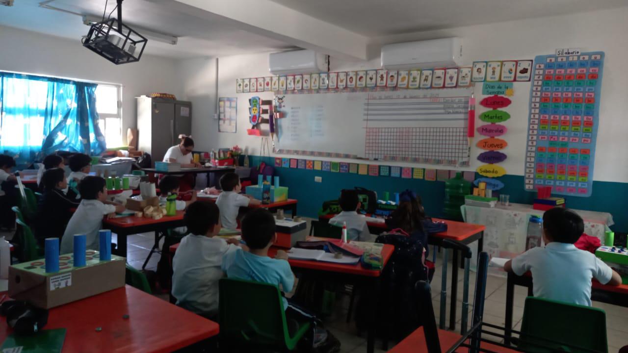 $!Madres de la primaria Roberto Hernández, en Culiacán, se manifiestan en SEPyC por corte de luz