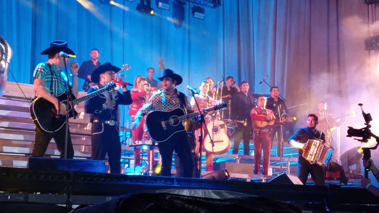 $!Con Los Plebes del Rancho de Ariel Camacho abrió una mancuerna con la canción 2 veces.