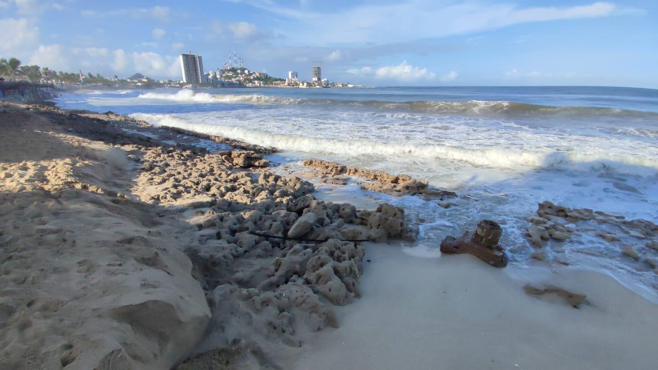 $!Dejan efectos de ‘Javier’ erosión de playas en Mazatlán