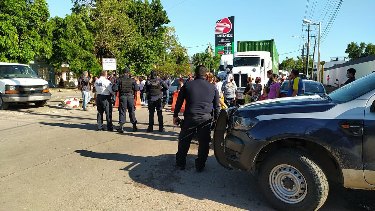$!Bloquean colonos Avenida Emilio Barragán porque tienen más de 30 horas sin luz en la Colonia Gabriel Leyva