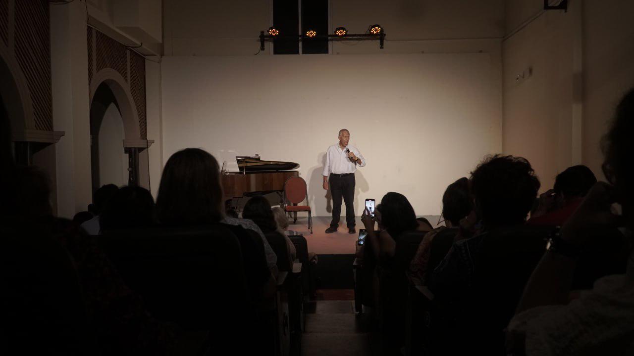 $!Los cantantes tuvieron acompañamiento de piano.