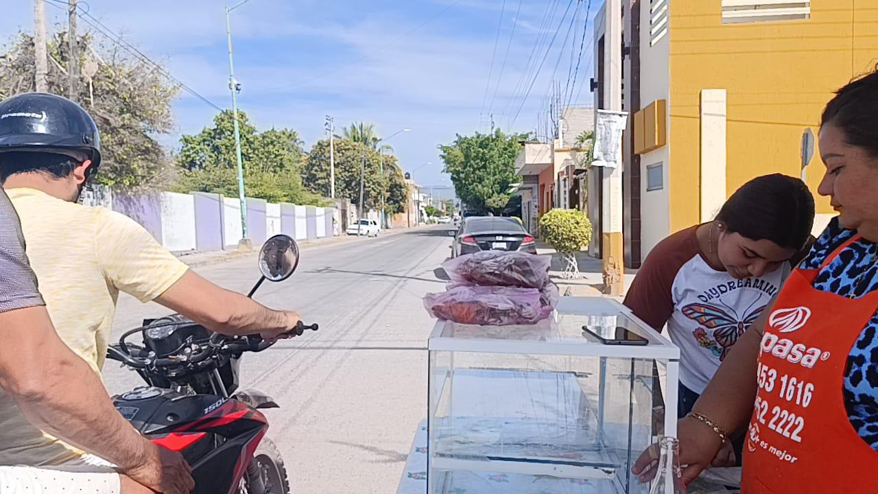 $!La calle de las jaibas en Escuinapa se niega a morir, aunque se traigan desde Nayarit