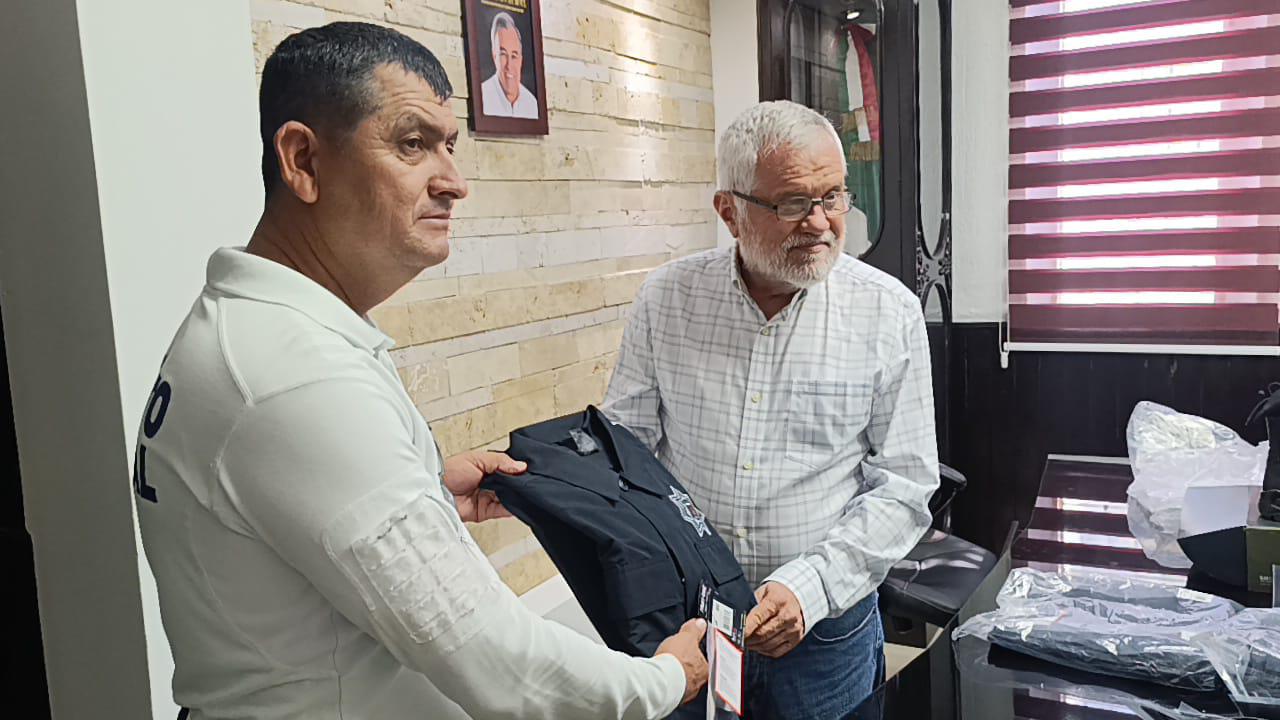 $!Entregan uniformes a elementos de la DSPyTM en Escuinapa