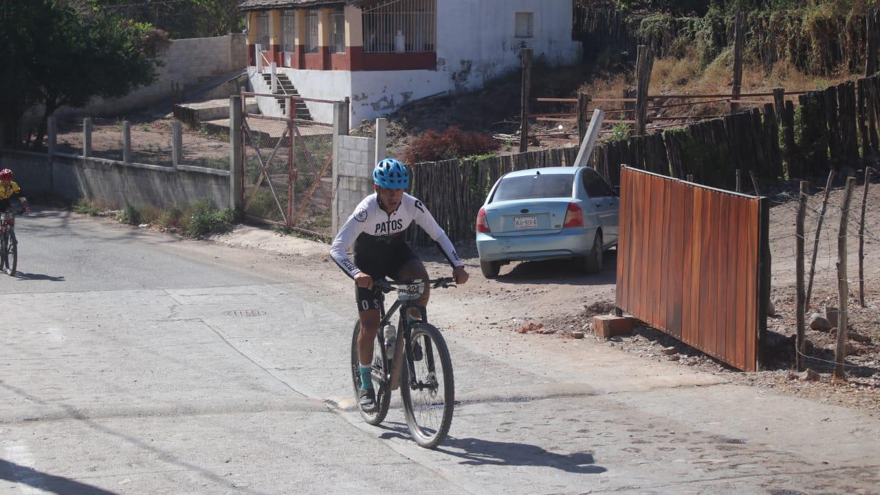 $!Ulises García rompe el viento en Serial MTB en La Noria