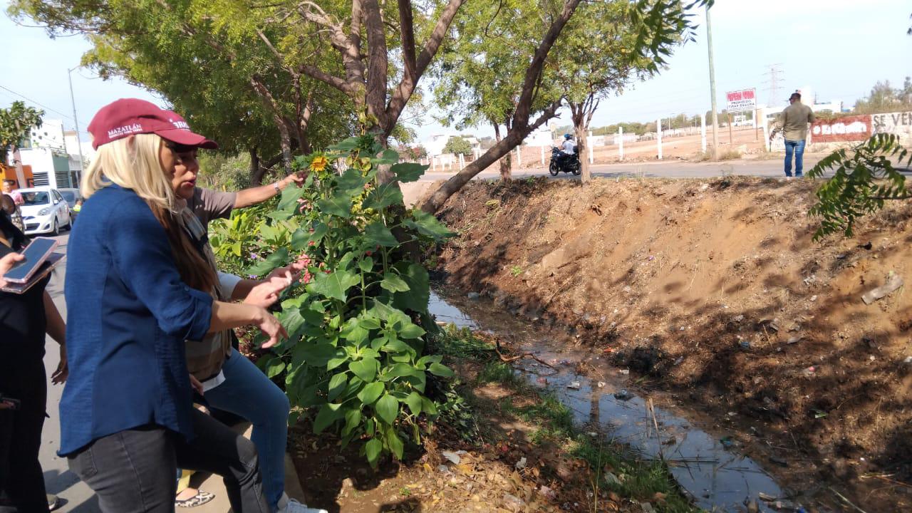 $!Alcaldesa de Mazatlán supervisa limpieza de canal en la Colonia Rincón de Urías