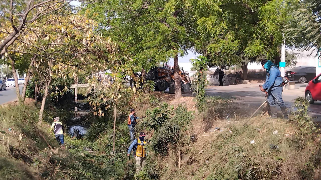 $!Alcaldesa de Mazatlán supervisa limpieza de canal en la Colonia Rincón de Urías