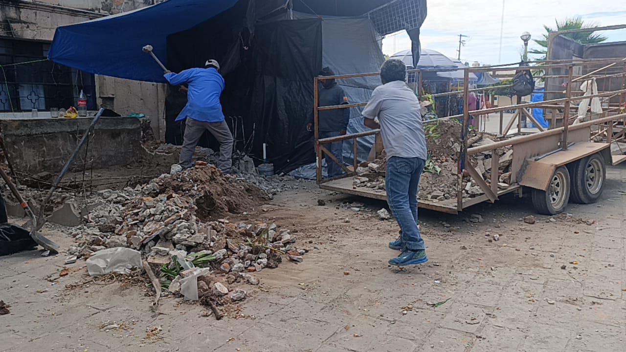 $!Derriban dos maceteras para el acomodo de puestos semifijos en plazuela de Escuinapa