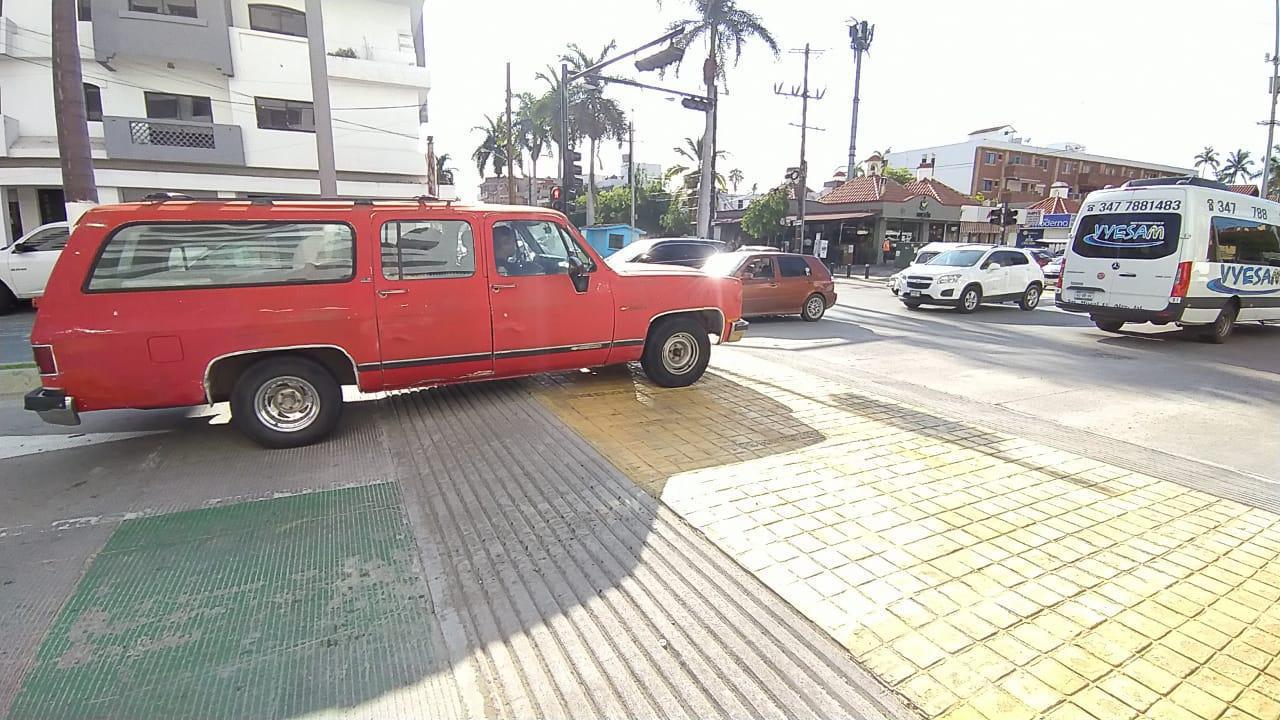 $!Cerrarán carril el lunes para retirar pasos elevados en la Zona Dorada