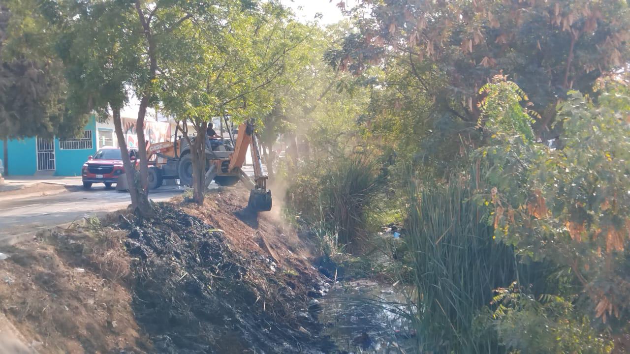 $!Alcaldesa de Mazatlán supervisa limpieza de canal en la Colonia Rincón de Urías