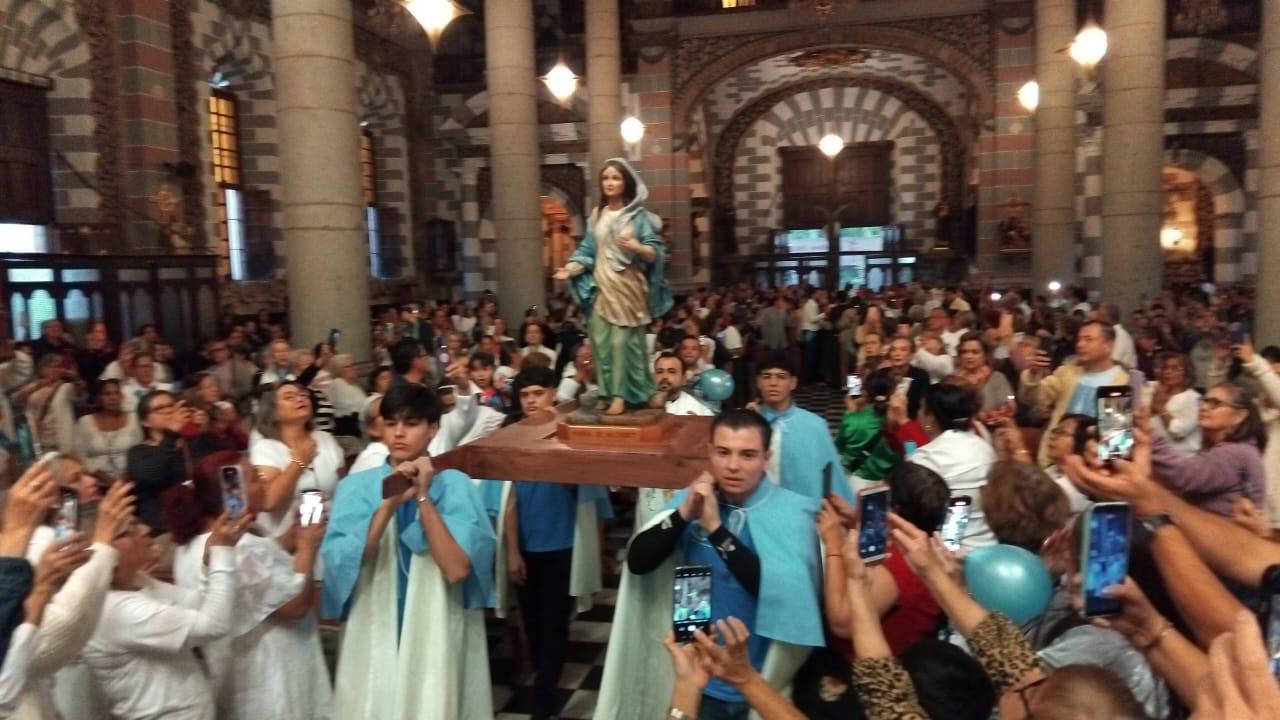 $!Muestran cientos de feligreses mazatlecos su fe a la Virgen de Nazaret
