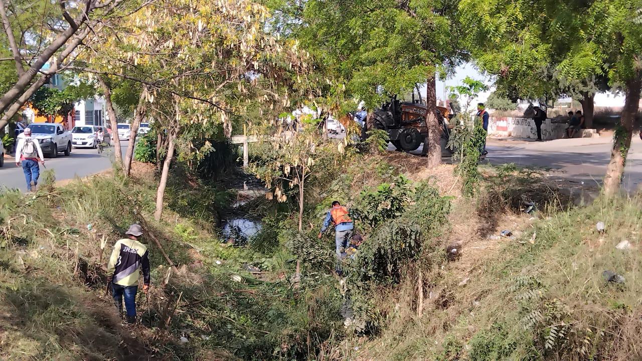 $!Alcaldesa de Mazatlán supervisa limpieza de canal en la Colonia Rincón de Urías