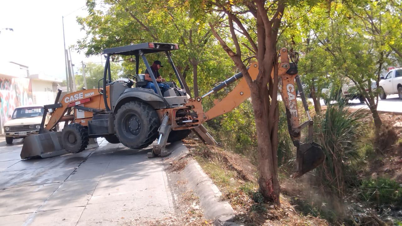 $!Alcaldesa de Mazatlán supervisa limpieza de canal en la Colonia Rincón de Urías