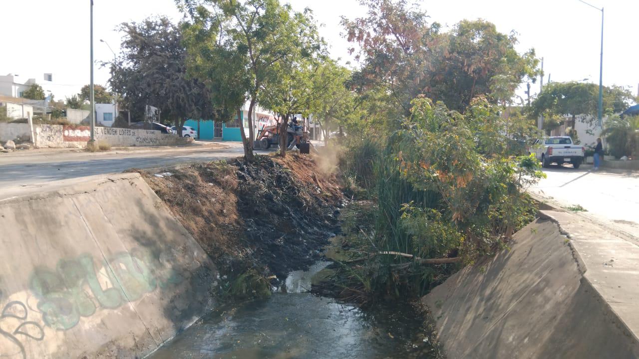 $!Alcaldesa de Mazatlán supervisa limpieza de canal en la Colonia Rincón de Urías
