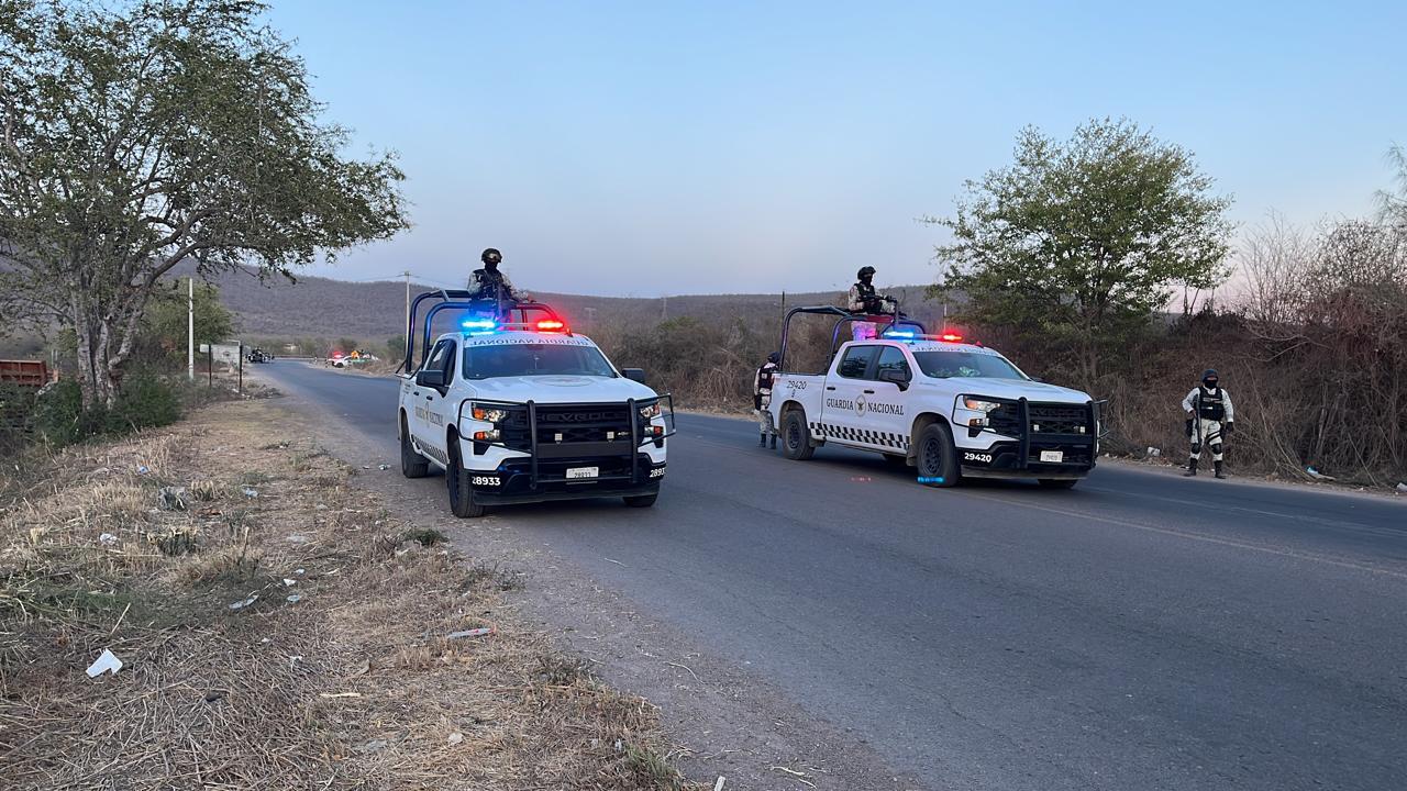 $!Encuentran un hombre asesinado y esposado en la carretera de El Fuerte