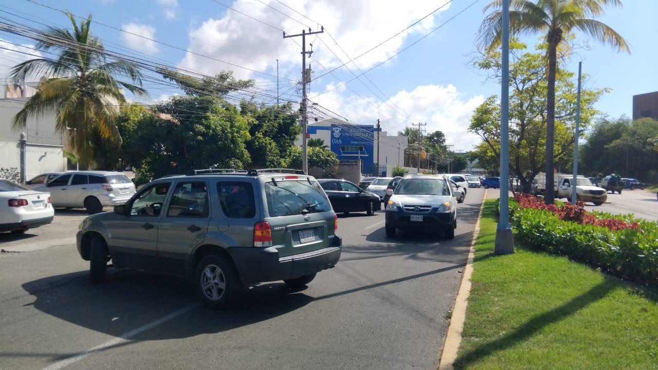 $!Bloquean los dos carriles de Leonismo Internacional en protesta por construcción de un edificio departamental