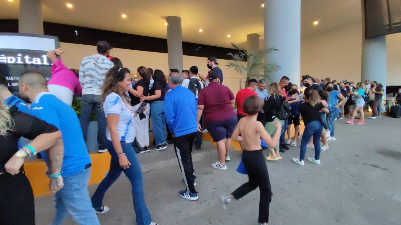 $!Cruz Azul causa revuelo a su llegada a Mazatlán