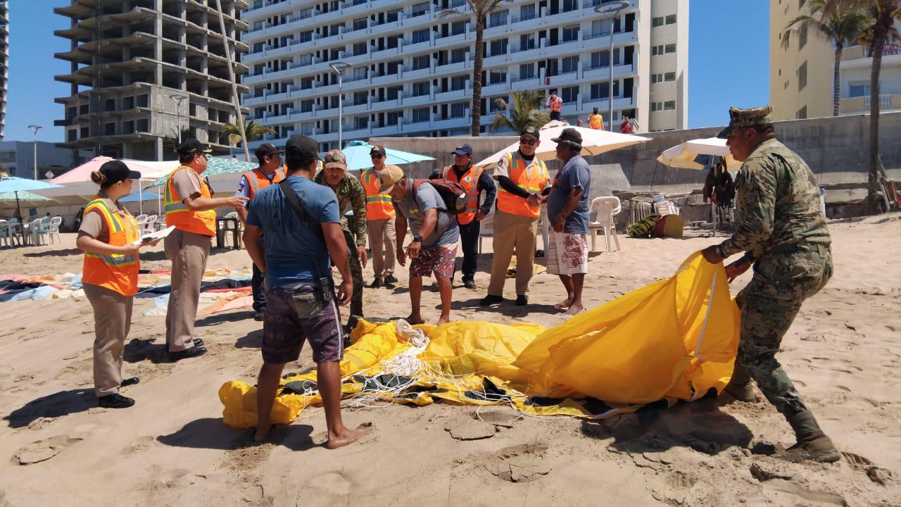 $!Revisan en Mazatlán servicios de parachutes previo a Semana Santa