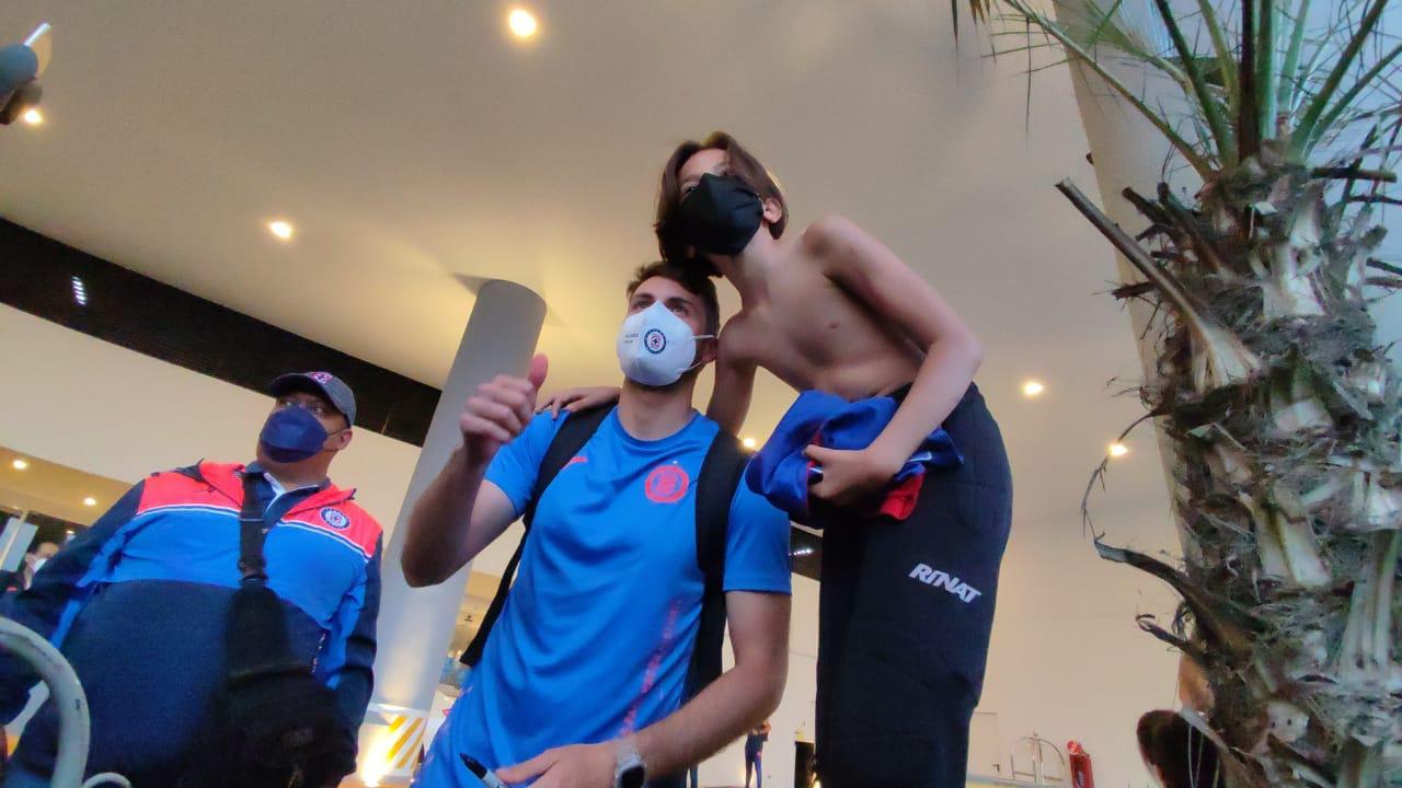 $!Cruz Azul causa revuelo a su llegada a Mazatlán