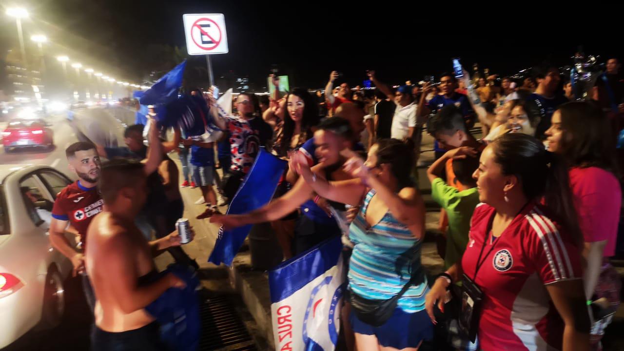 $!Aficionados en Mazatlán festejan el título del Cruz Azul