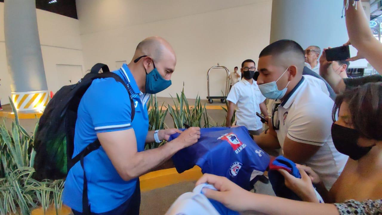 $!Cruz Azul causa revuelo a su llegada a Mazatlán