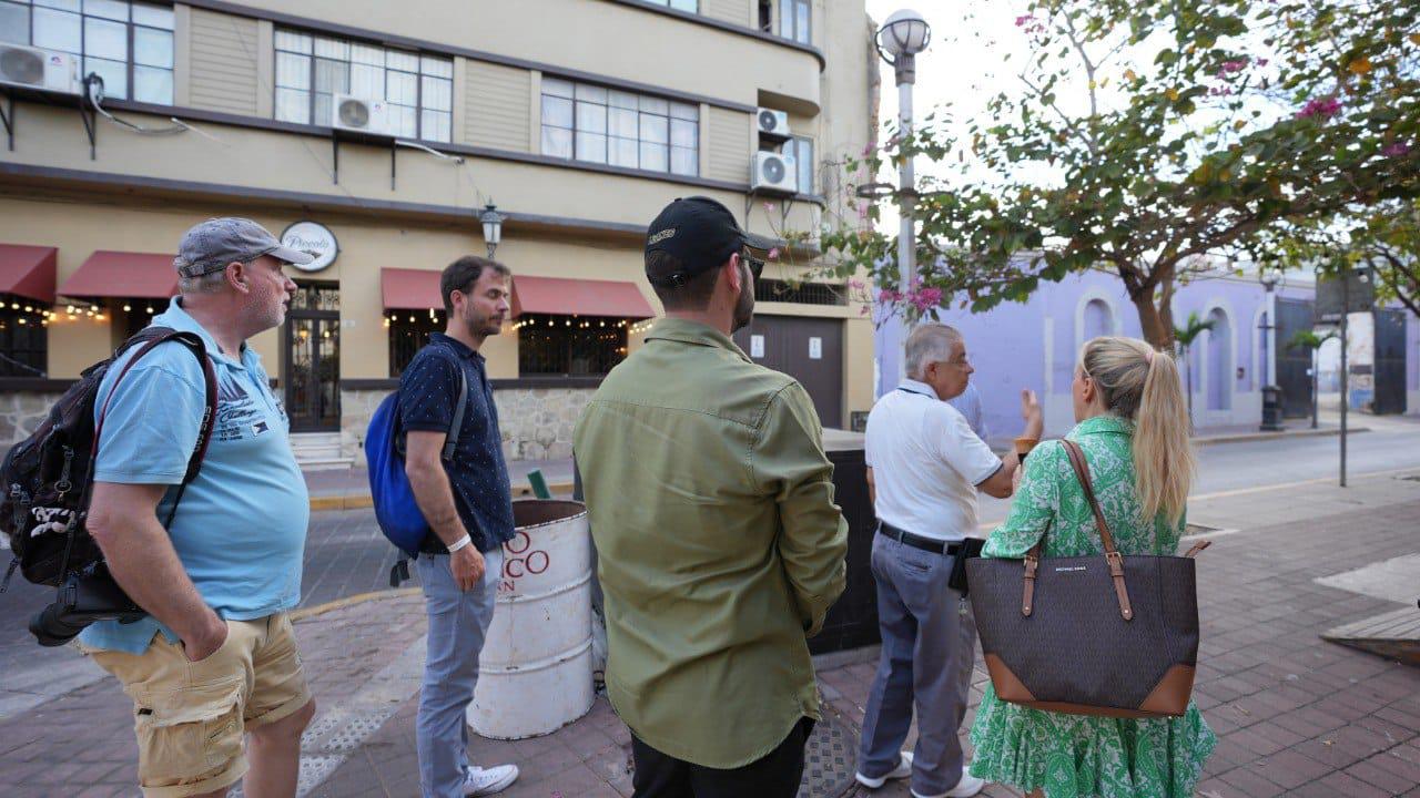 $!Muestran a comitiva alemana la historia del Centro Histórico de Mazatlán