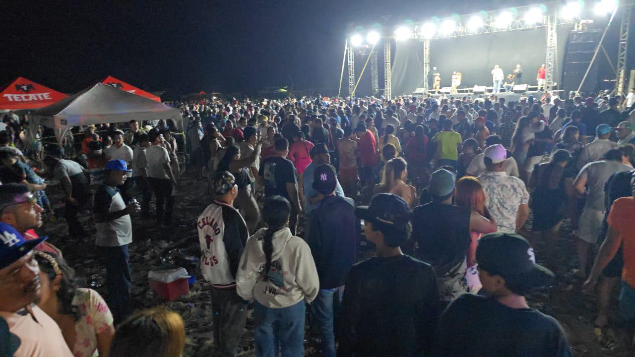 $!Disfrutan visitantes las noches en playa El Caimanero