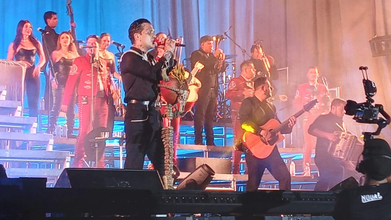 $!En el centro del escenario se instaló para cantar Adiós amor.
