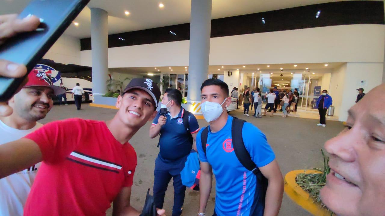 $!Cruz Azul causa revuelo a su llegada a Mazatlán