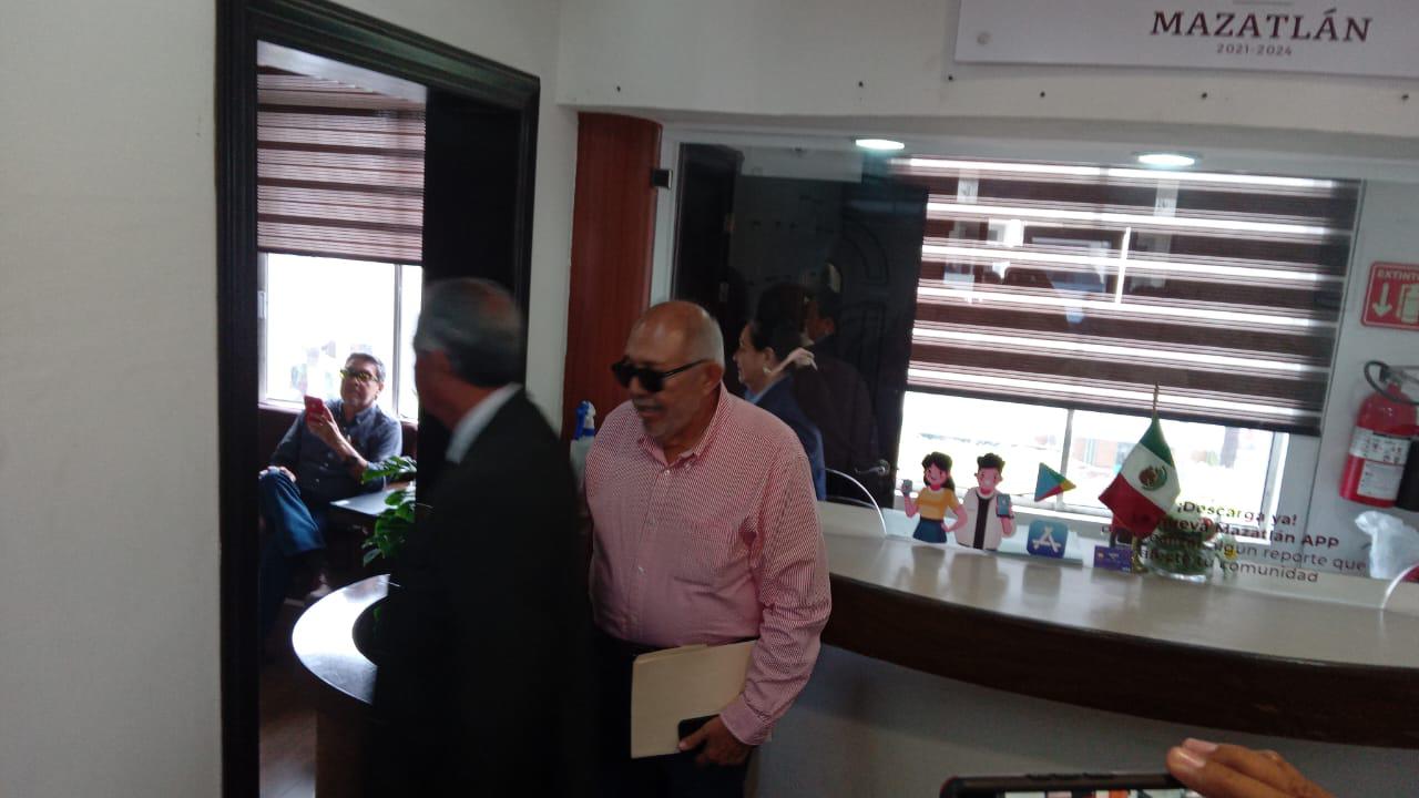 $!Reaparece ‘El Químico’ en el Ayuntamiento; ‘Voy por el Gobernador y el Alcalde’, advierte