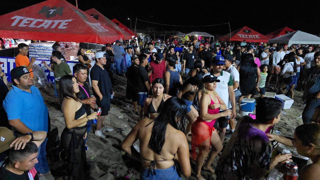 $!Disfrutan visitantes las noches en playa El Caimanero