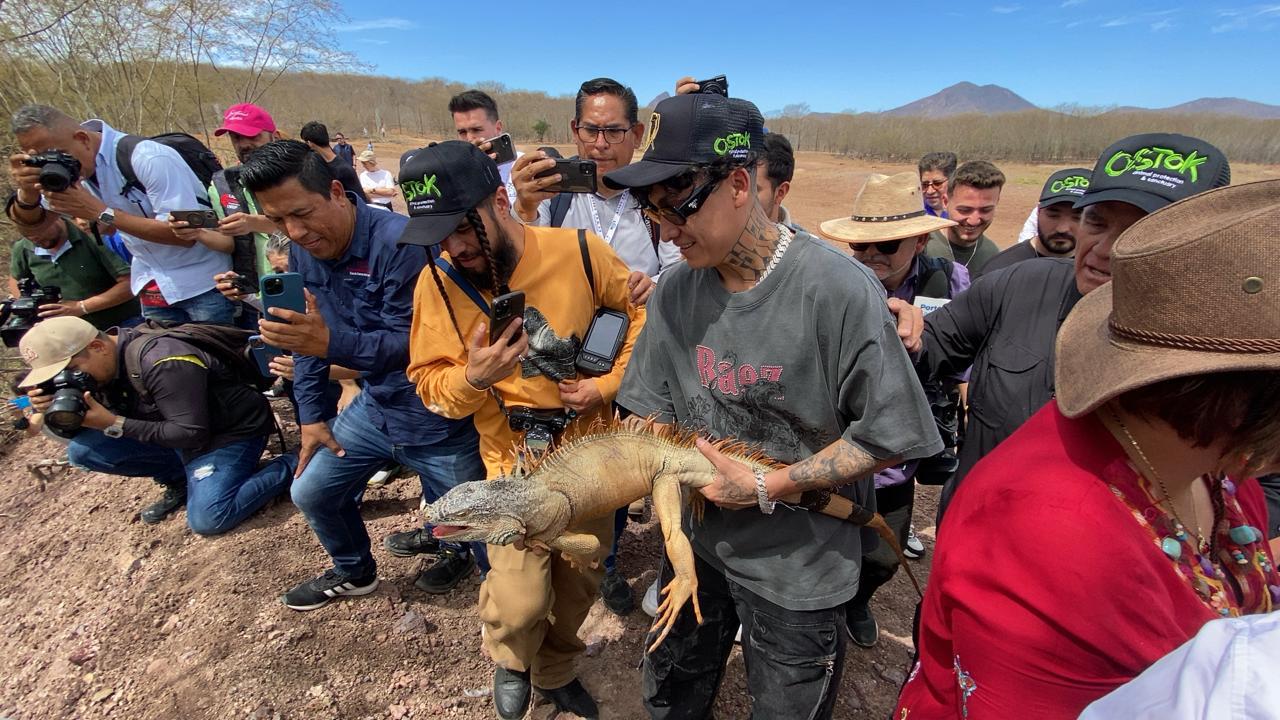 $!Durante su visita a Ostok, el rapero liberó algunas especies de iguanas y aves.