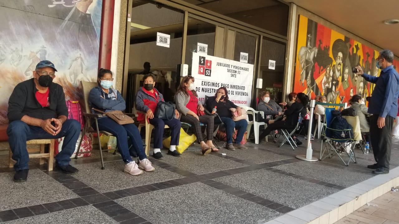$!Maestros jubilados exigen en el Palacio de Gobierno la devolución del fondo de vivienda