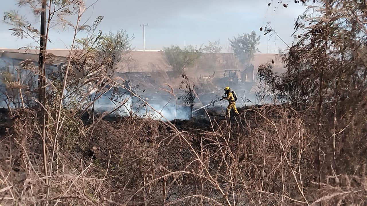 $!Se incendia una bodega de camiones en la localidad de Limón de los Ramos, en Culiacán
