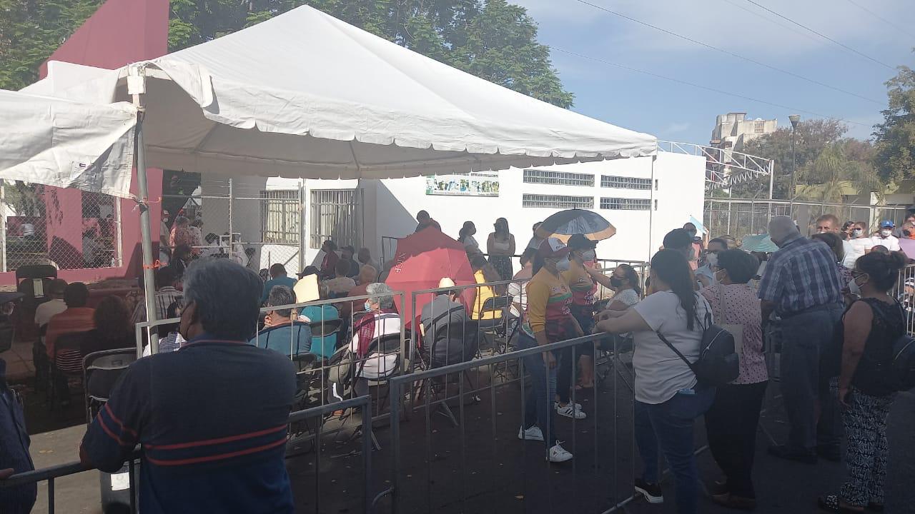 $!Acusan que no se respetan horarios en centro de vacunación de Culiacán