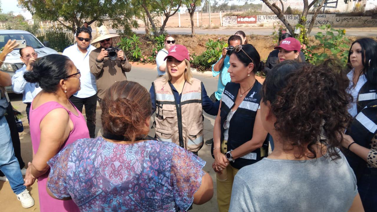 $!Alcaldesa de Mazatlán supervisa limpieza de canal en la Colonia Rincón de Urías