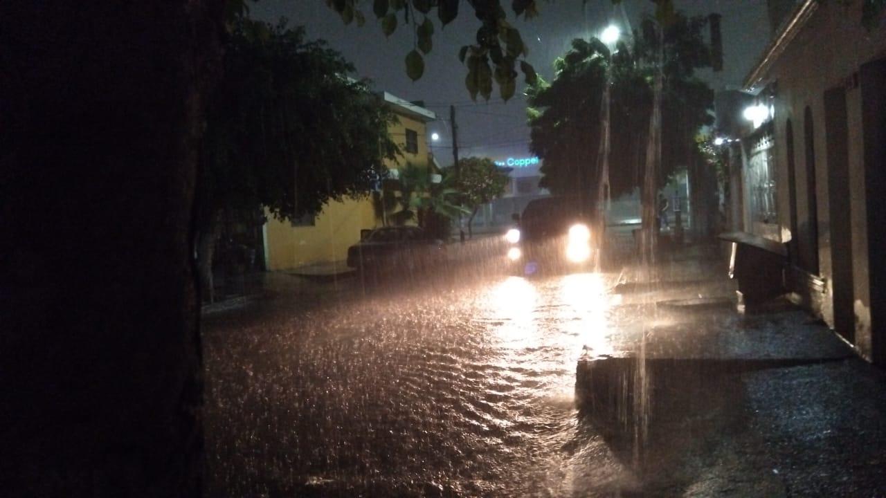 $!Tormenta eléctrica sorprende a Mazatlán este jueves