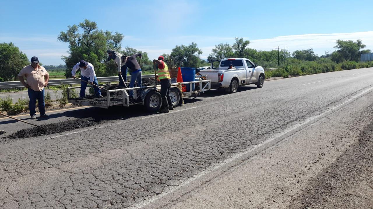 $!Aunque no le corresponde, Gobierno de Guasave ‘bachea’ la carretera México 15