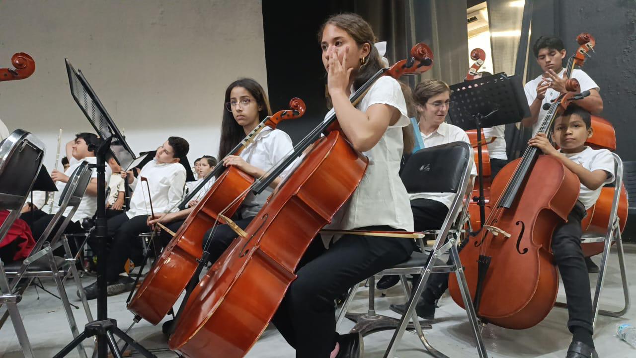 $!Nuevas generaciones de músicos se forman en Escuinapa guiados por el ‘Profe Hugo’