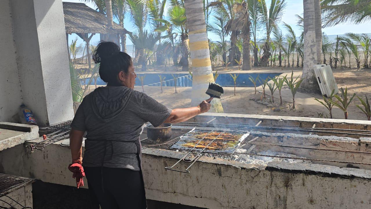 $!Restauranteros registran ventas de bajas a regulares en playas de Rosario