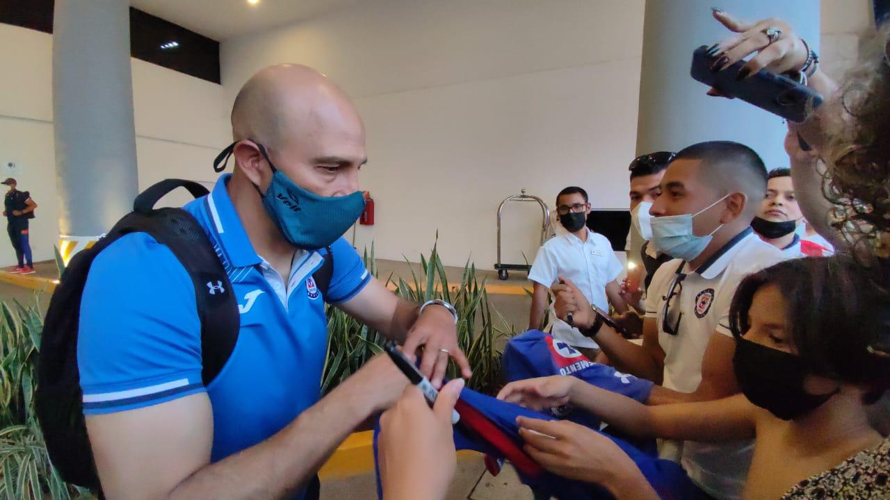 $!Cruz Azul causa revuelo a su llegada a Mazatlán