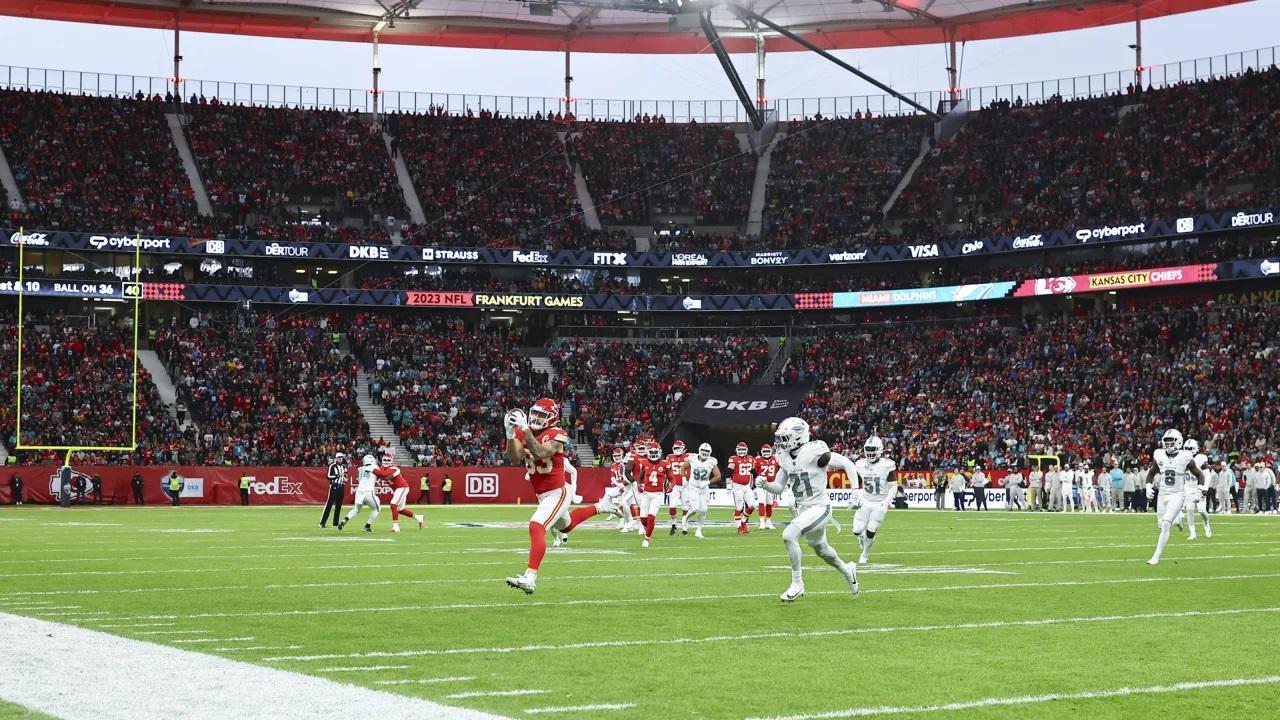 $!Mahomes guía a Chiefs a vencer a Dolphins en Alemania