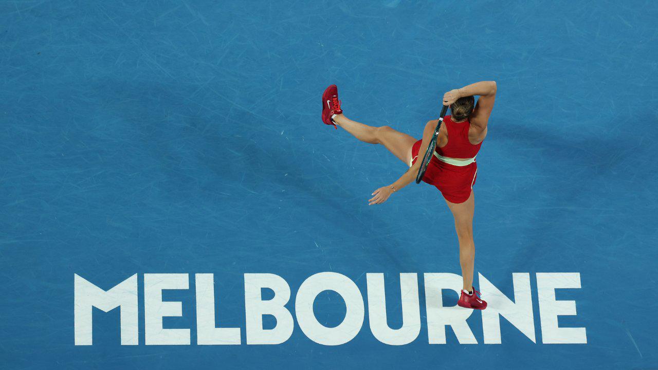 $!Sabalenka domina a Zheng Qinwen para defender su título del Abierto de Australia