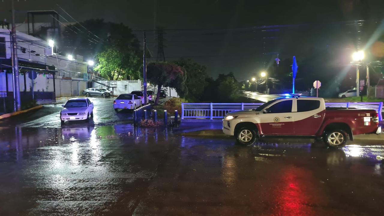 $!Diez viviendas resultan dañadas por desbordamiento de arroyo El Piojo, en Culiacán