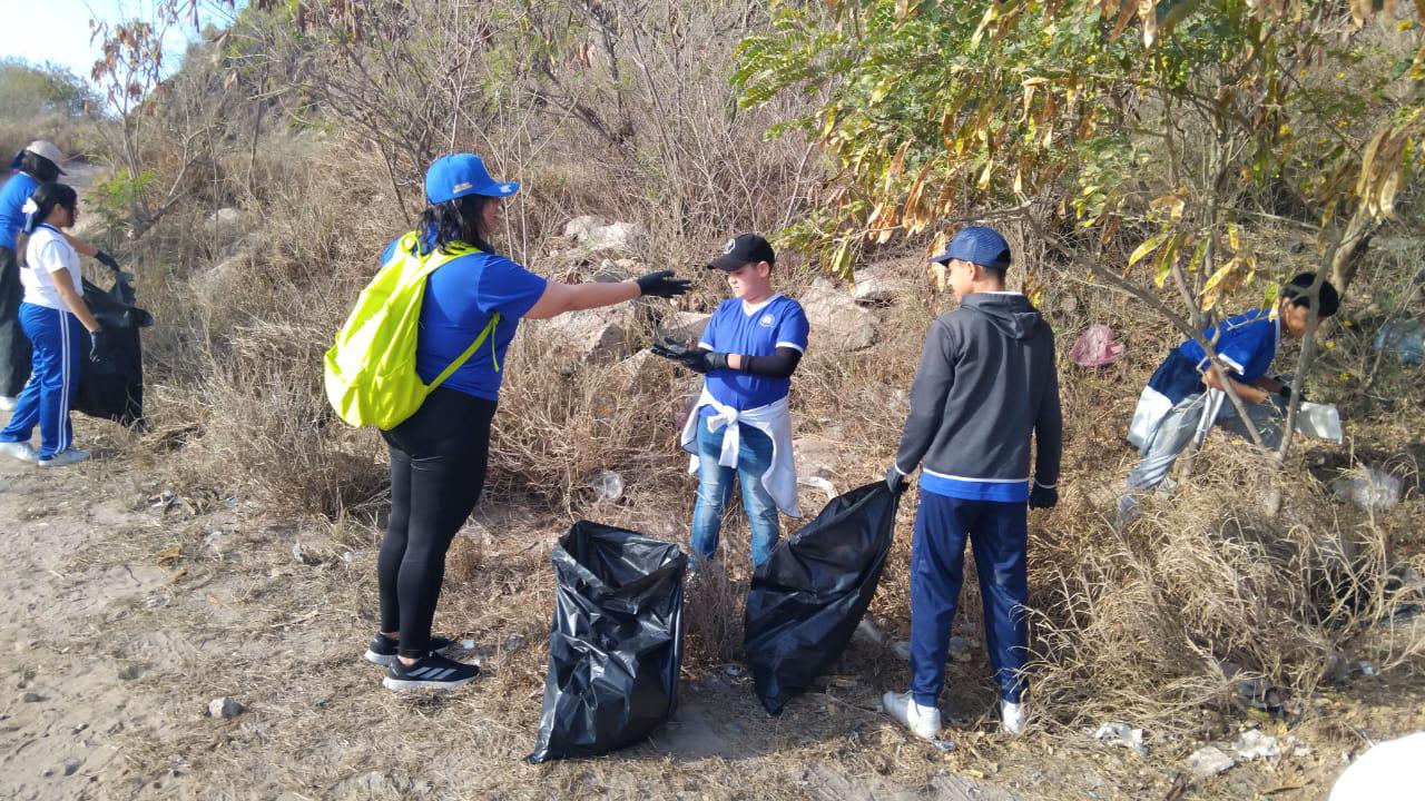 $!Hallan envases de bebidas, envolturas de frituras y colillas de cigarros en escolleras del Cerro del Crestón