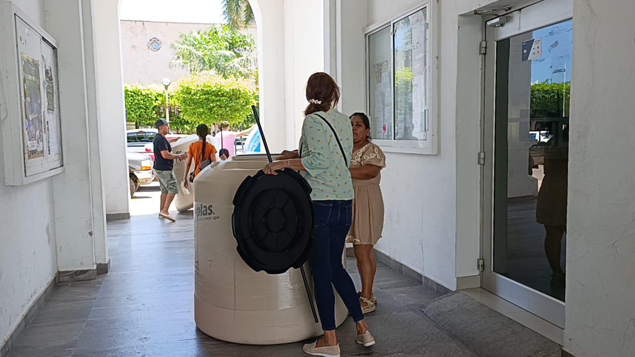 $!Benefician a 200 familias con tinacos y cisternas en Escuinapa