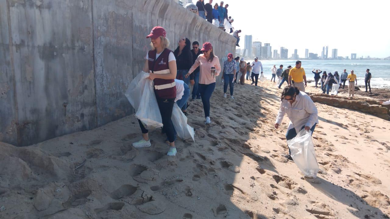 $!Dan banderazo de inicio de Jornada de Limpieza de Playas en Mazatlán como parte del Día Mundial del Ambiente