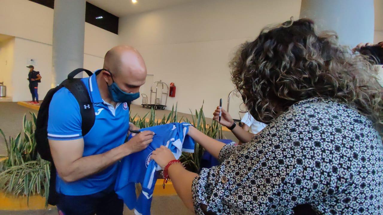 $!Cruz Azul causa revuelo a su llegada a Mazatlán