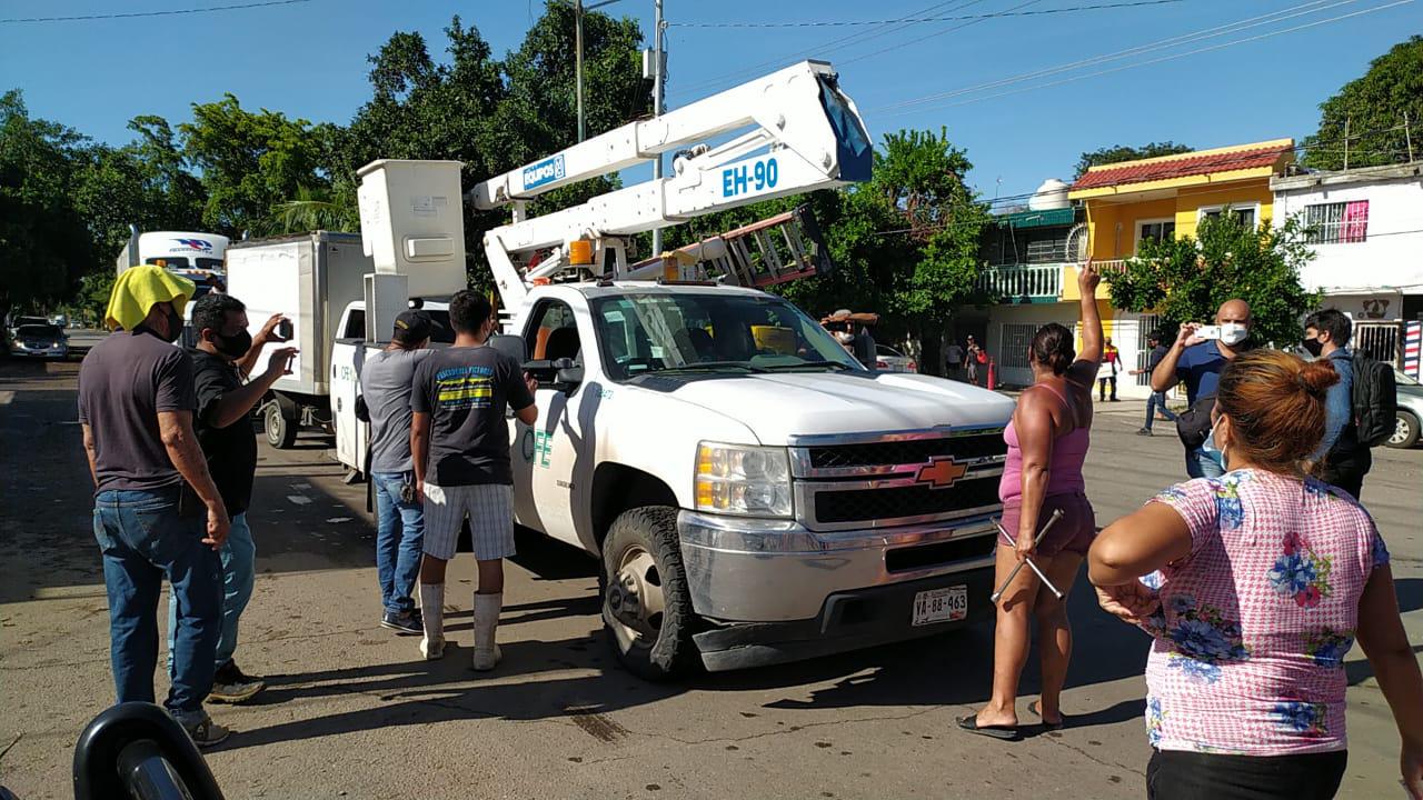 $!Bloquean colonos Avenida Emilio Barragán porque tienen más de 30 horas sin luz en la Colonia Gabriel Leyva