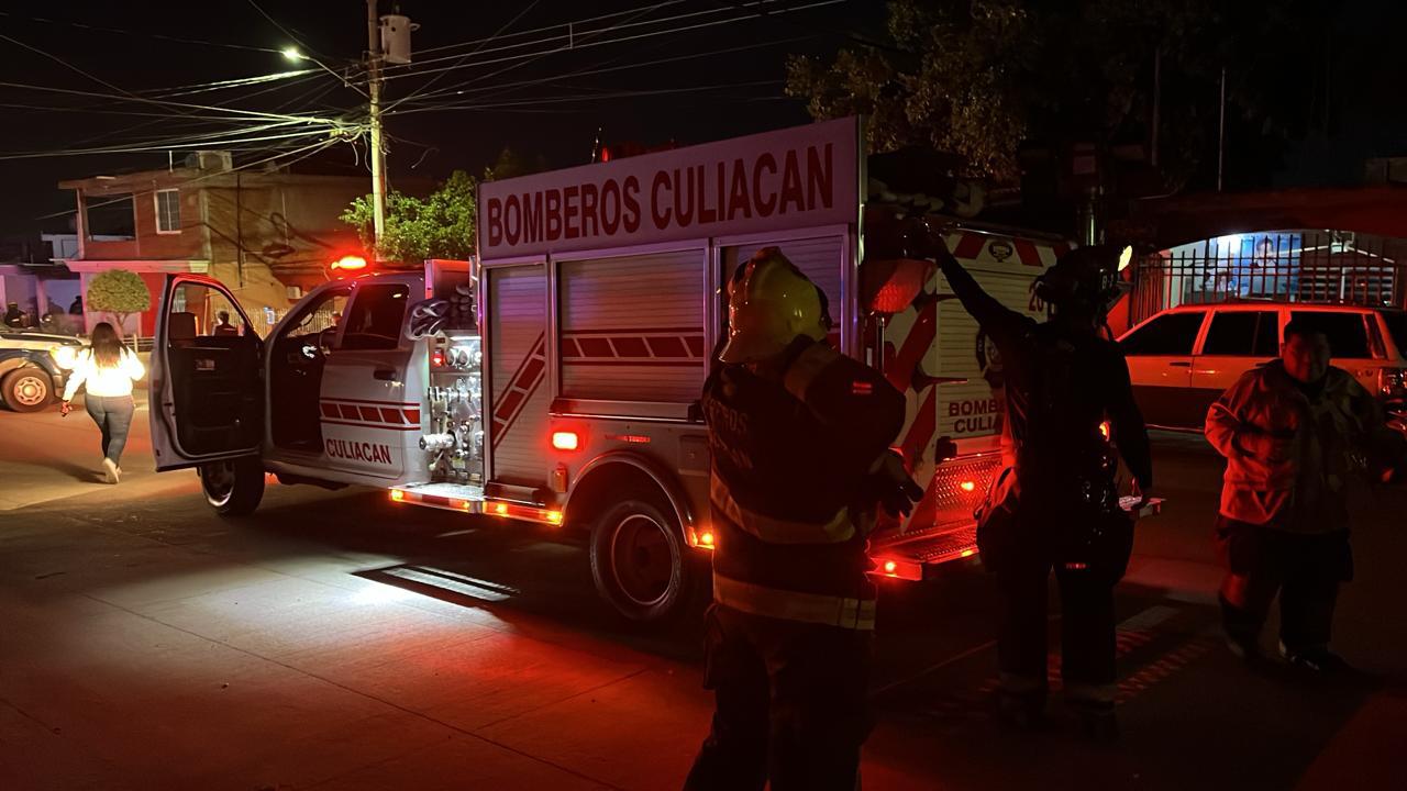 $!Llamas consumen un vehículo por la colonia Esthela Ortiz, en Culiacán